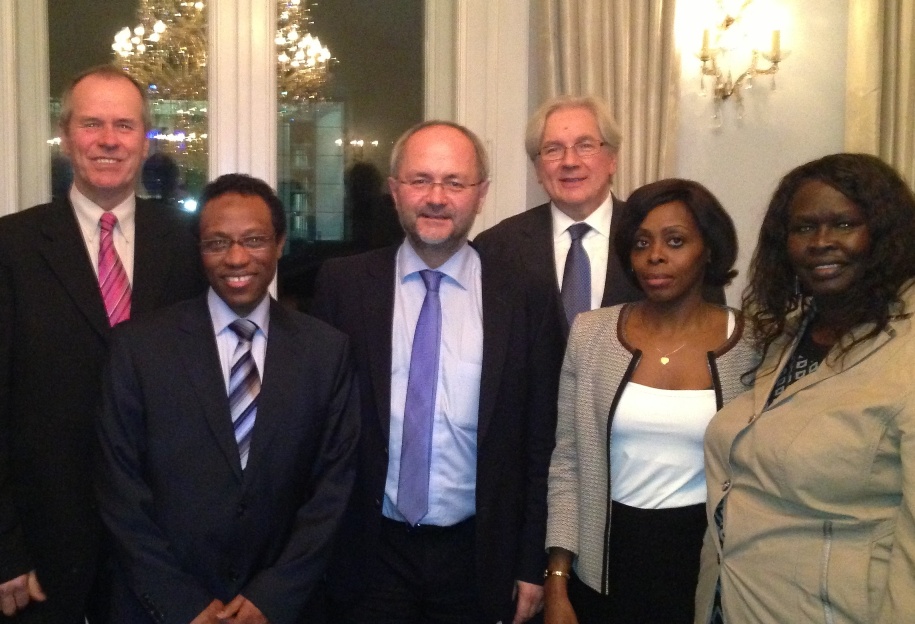 Konkrete Arbeit für Frieden: Ich war heute Abend Gastgeber eines Gesprächs zwischen der Botschafterin von Süd-Sudan und dem Botschafter von Sudan. Im Rahmen des Gebetsfrühstückskreises des Bundestages versuchen wir, Menschen zusammen zubringen, die sonst eher nicht miteinander reden. Richtig guter Abend. Viele andere afrikanische Botschafter waren dabei.